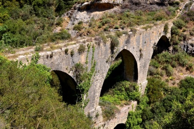 Aqueduct and water bridge in Karidaki